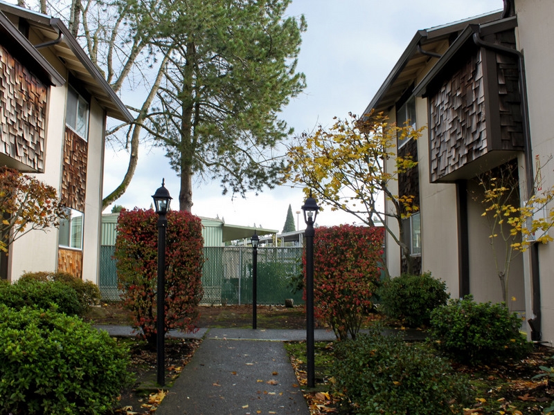 Courtney Square in Portland, OR - Building Photo