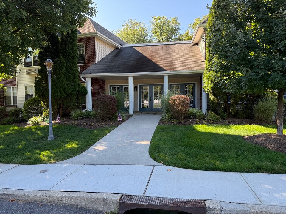25 Crest St, Unit 112 in Westwood, NJ - Building Photo