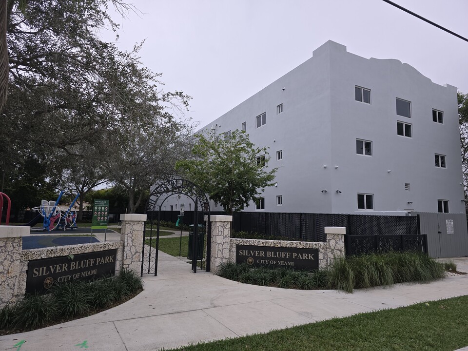 2012 SW 24th St in Miami, FL - Building Photo