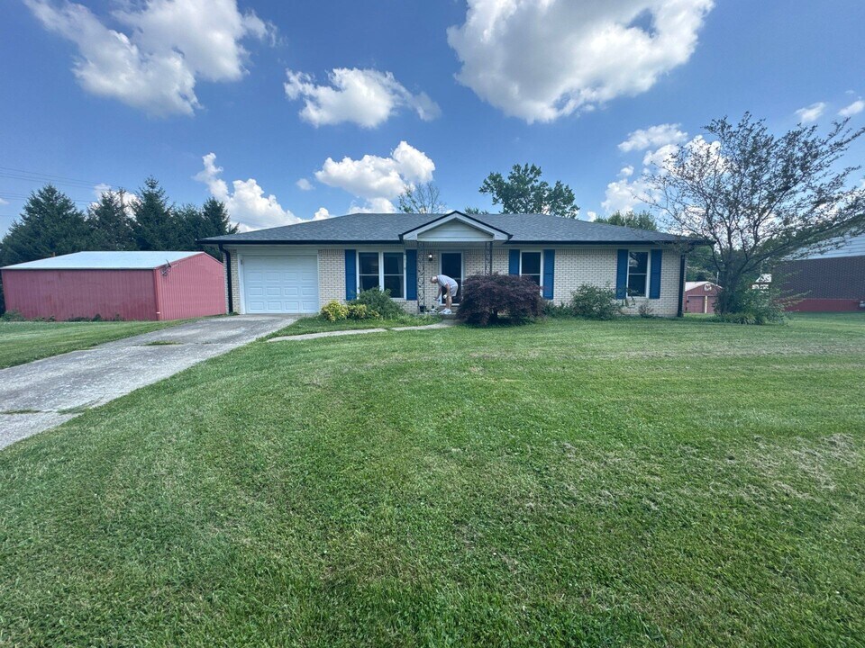 1704 Twinbrook Dr in Sellersburg, IN - Building Photo