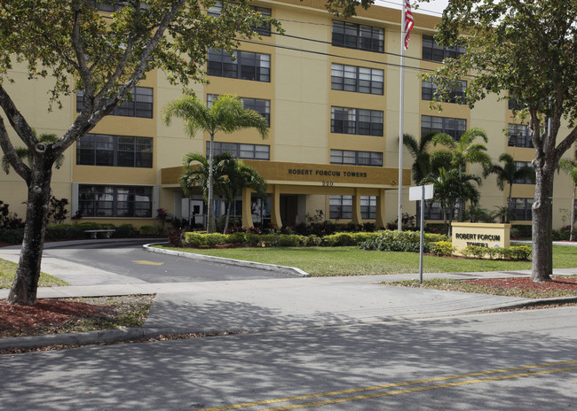 Robert Forcum Towers in Hialeah, FL - Foto de edificio - Building Photo