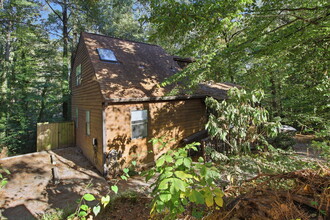 2459 Clairmont Rd NE in Atlanta, GA - Foto de edificio - Building Photo