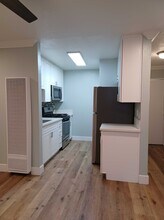 Roscoe Tower in Canoga Park, CA - Foto de edificio - Building Photo