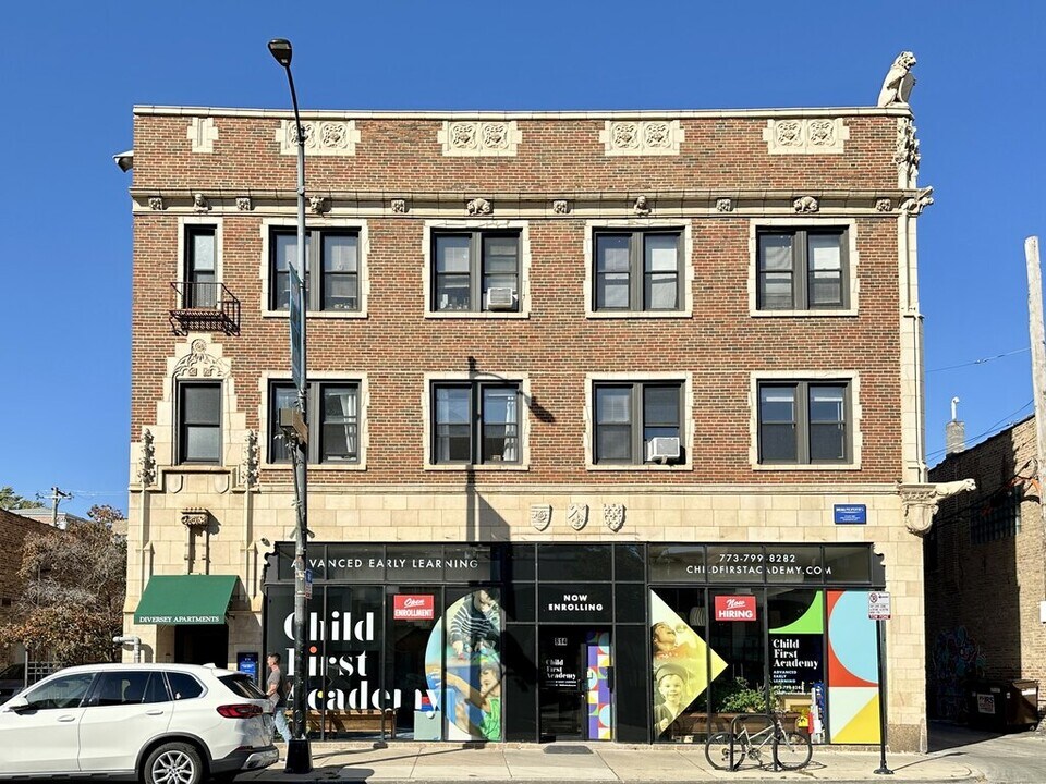 823 W Diversey Pkwy in Chicago, IL - Building Photo