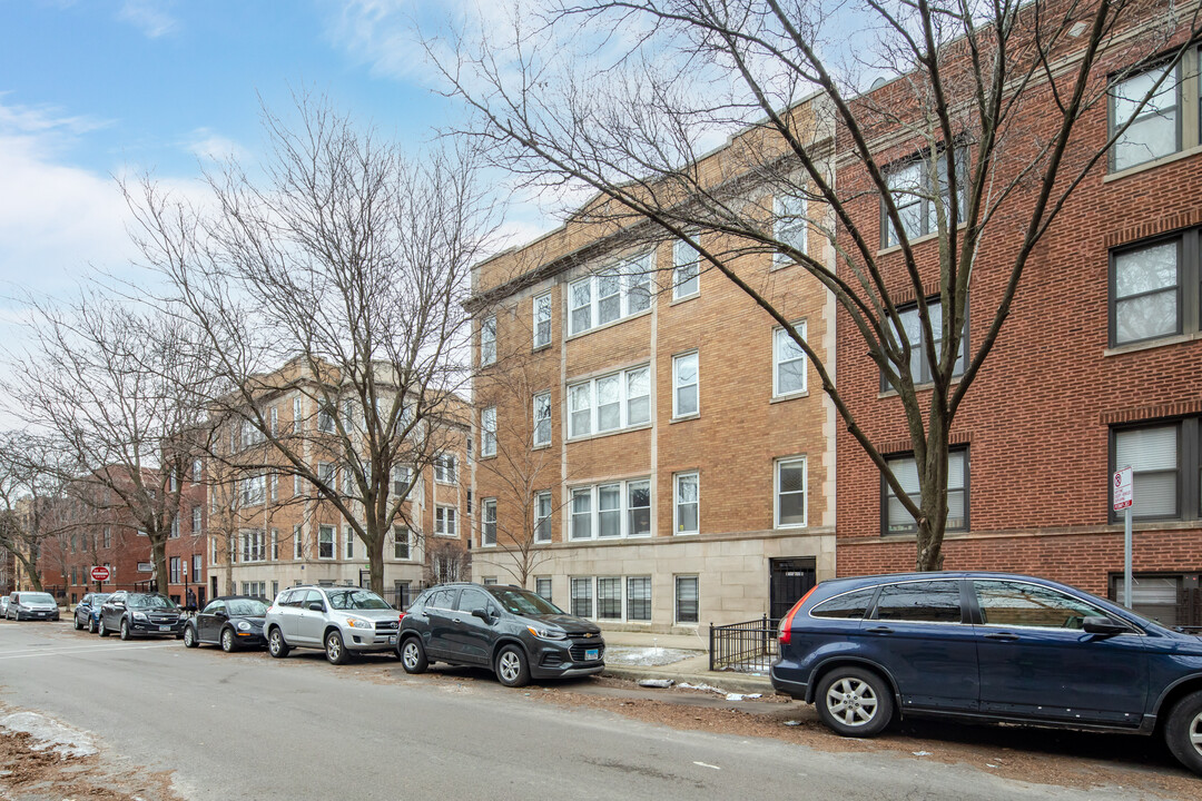 861-883 W Cornelia Ave in Chicago, IL - Building Photo