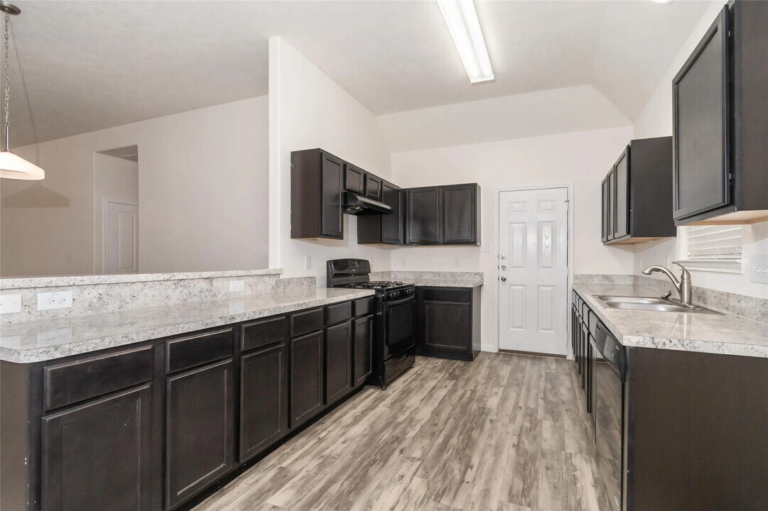 699 Fallow Ln in Alvin, TX - Building Photo