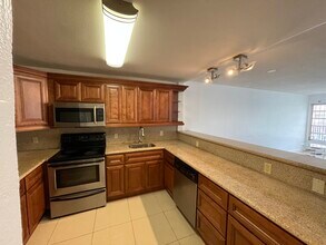 1460 NE 169th St, Unit 110 in Miami, FL - Building Photo - Building Photo