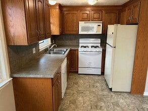 879 Camelia St NW in Hartville, OH - Foto de edificio - Building Photo