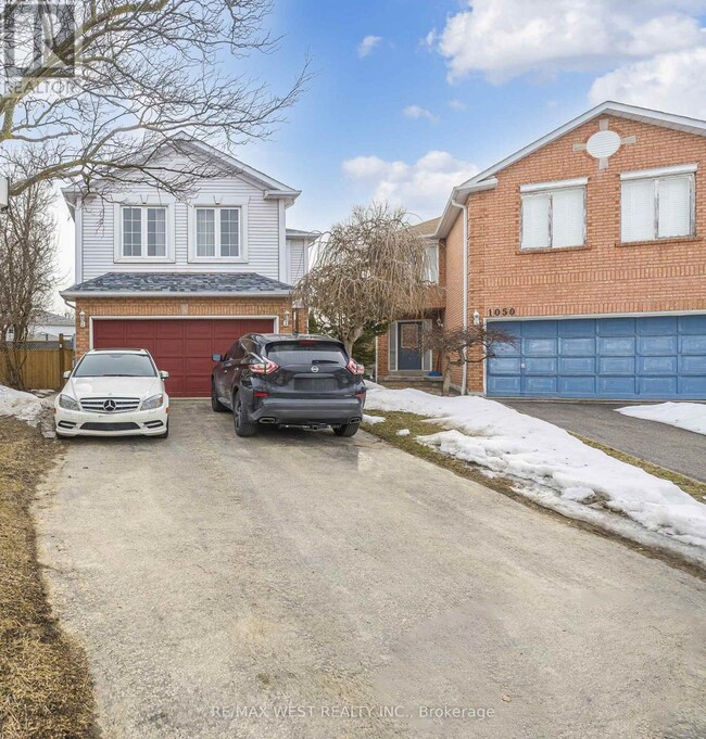 1052 Moorelands Crescent