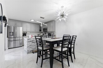 1017 10th Way in West Palm Beach, FL - Foto de edificio - Building Photo