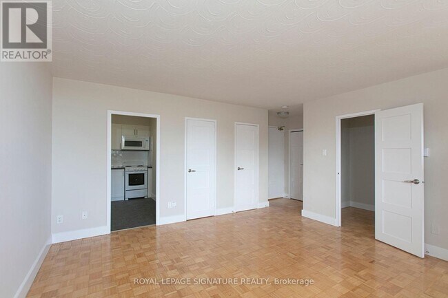 525 Eglinton Ave E in Toronto, ON - Building Photo - Building Photo