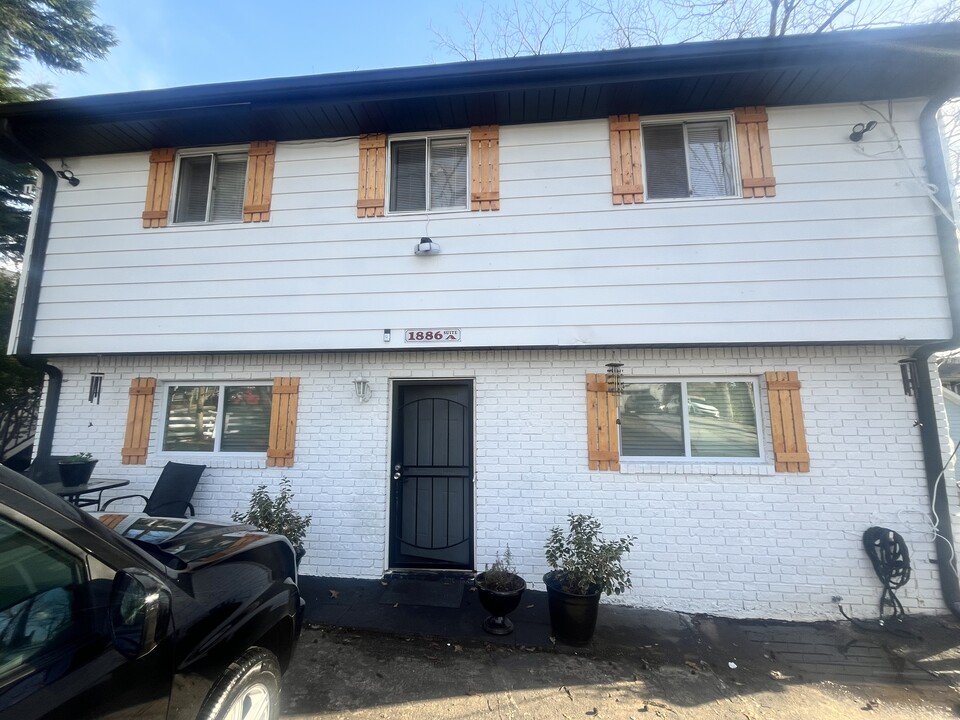 1886 Phillips Ave in East Point, GA - Building Photo