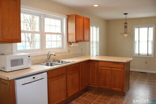 6 Sunnyside E Rd in Norwich, CT - Building Photo