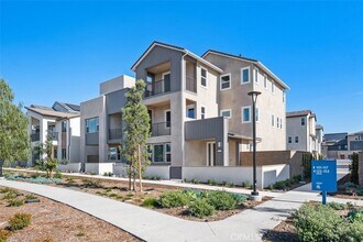 125 Seep in Irvine, CA - Building Photo - Building Photo
