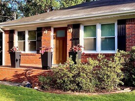 2287 Vistamont Dr in Decatur, GA - Building Photo