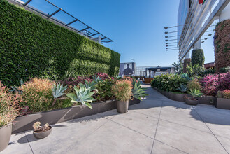 6250 HOLLYWOOD, Unit 4J in Los Angeles, CA - Foto de edificio - Building Photo