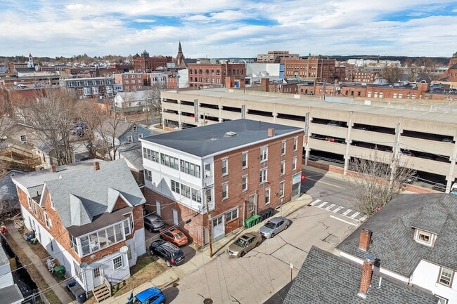 23 Elm St, Unit 8 3rd floor in Nashua, NH - Building Photo - Building Photo
