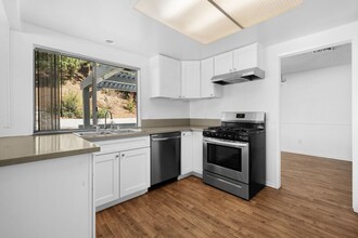 30661 Lakefront Dr in Agoura Hills, CA - Building Photo - Building Photo