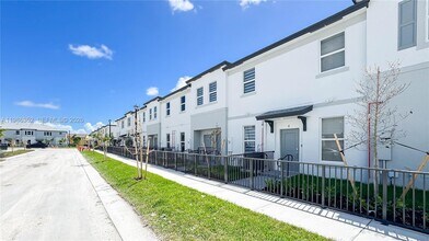 12476 SW 248th St in Princeton, FL - Foto de edificio - Building Photo