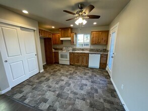 1841 Hubbard Ln in Grants Pass, OR - Foto de edificio - Building Photo