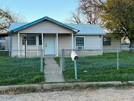 220 E 9th St in San Angelo, TX - Building Photo
