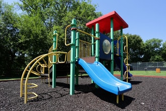 Jamestown at St. Matthews Apartments in Louisville, KY - Foto de edificio - Building Photo