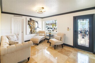 13262 NW 1st Ter in Miami, FL - Foto de edificio - Building Photo