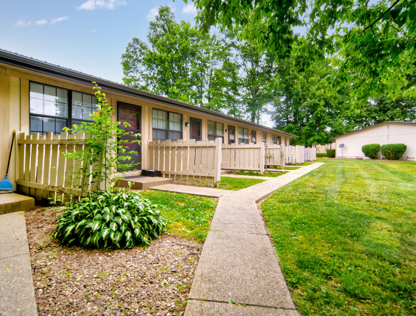 Victoria Square Apartments in Newton Falls, OH - Foto de edificio