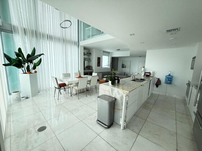 900 Biscayne Blvd, Unit 901 in Miami, FL - Foto de edificio - Building Photo