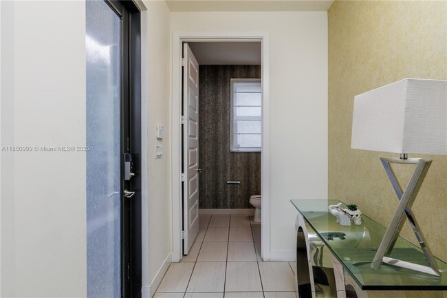 10590 NW 78th Terrace in Doral, FL - Foto de edificio - Building Photo