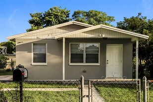 933 Camellia Rd in West Palm Beach, FL - Building Photo