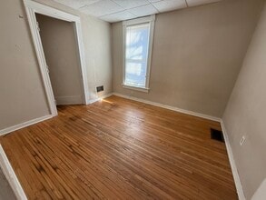 417 E Orange St, Unit 1 in Geneseo, IL - Foto de edificio - Building Photo