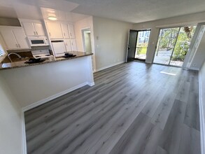 931 W 19th St, Unit 5 in Costa Mesa, CA - Foto de edificio - Building Photo