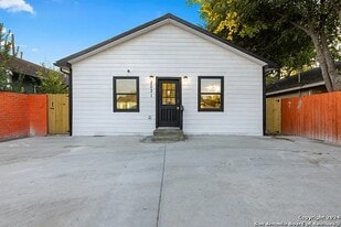 2031 S Trinity St in San Antonio, TX - Building Photo