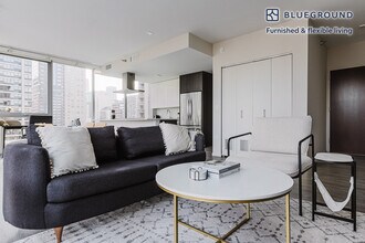 8 E Huron St in Chicago, IL - Building Photo - Building Photo