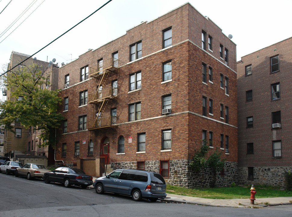 1 Gray Pl in Yonkers, NY - Building Photo