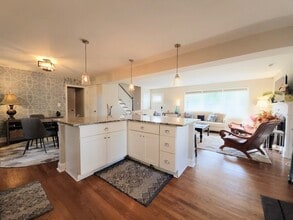 9605 Singleton Dr in Bethesda, MD - Foto de edificio - Building Photo