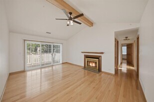 1671 Grosvenor Cir, Unit C in Wheaton, IL - Building Photo