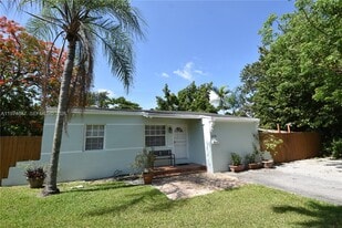5900 SW 60th St in South Miami, FL - Building Photo