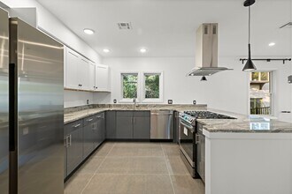 571 Hillside St, Unit 1 in Ridgefield, NJ - Foto de edificio - Building Photo