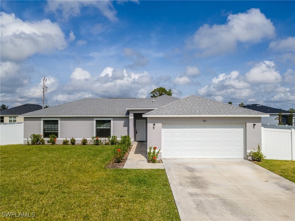 501 NW 3rd Ln in Cape Coral, FL - Foto de edificio