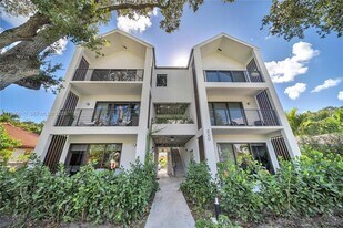 320 NE 126th St in North Miami, FL - Building Photo