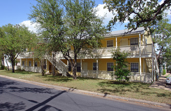 Oakplace Apartments in Austin, TX - Building Photo - Building Photo