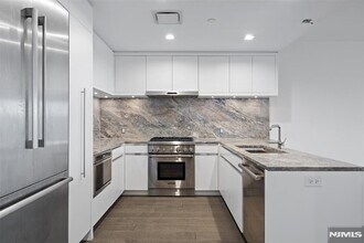 320 Adolphus Ave, Unit 812 in Cliffside Park, NJ - Foto de edificio - Building Photo