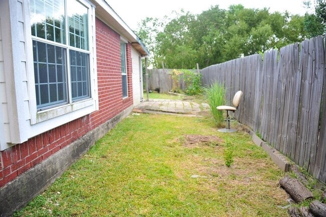 7038 Leaders Crossing Dr in Houston, TX - Building Photo - Building Photo