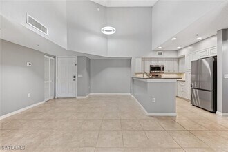 1210 Wildwood Lakes Blvd in Naples, FL - Foto de edificio - Building Photo