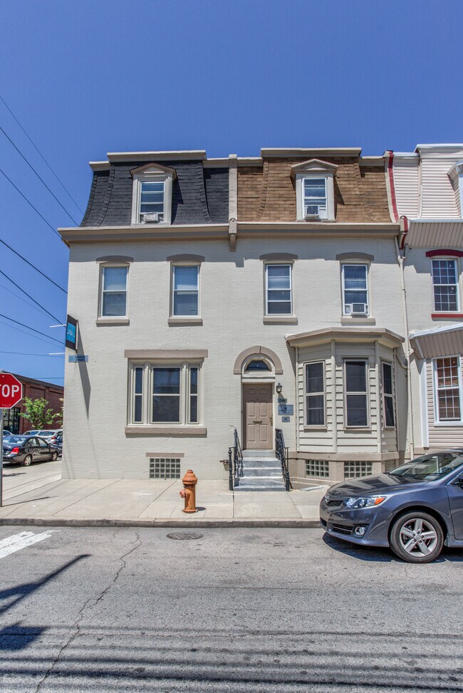 4063 Sansom St in Philadelphia, PA - Foto de edificio - Building Photo