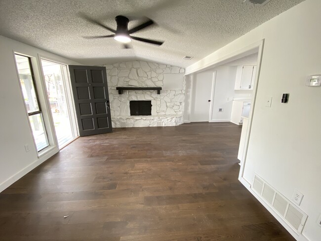 215 Folly Beach Dr, Unit 215 B in Lake Dallas, TX - Building Photo - Building Photo