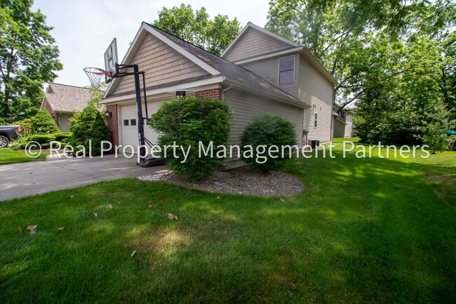 916 Bowes Rd in Lowell, MI - Foto de edificio - Building Photo