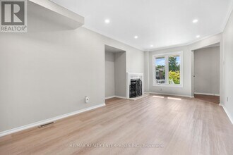 1333 Hazel McCleary Dr in Oakville, ON - Building Photo - Building Photo